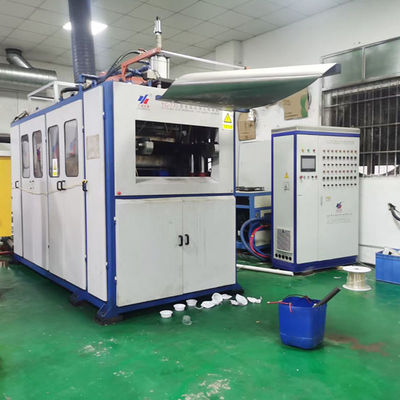 Copo de plástico descartável usado, fabricado com uma máquina de termoformagem de plástico de qualidade alimentar
